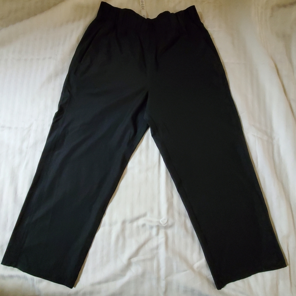Lululemon black crop pants size 6